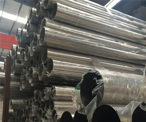 904L不銹鋼管陰極與陽極面積比，陰極面積控制在陽極面積的1/2.在此情況下，可以防止價(jià)格的增長，過多的價(jià)格在陽極表面被氧化成價(jià)格